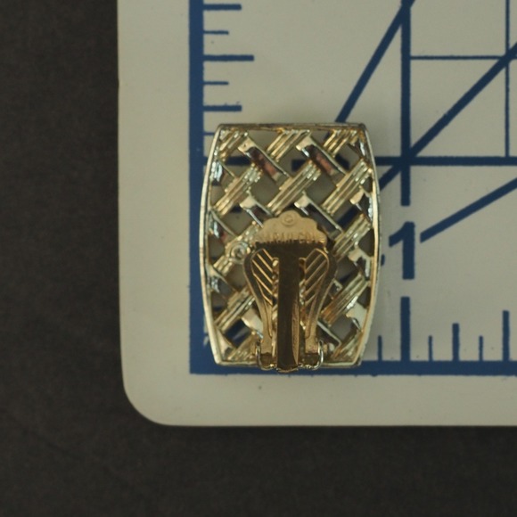 Sarah Cov Clip On Earrings Gold Tone Basketweave Lattice Openwork Vintage Estate - Picture 3 of 8